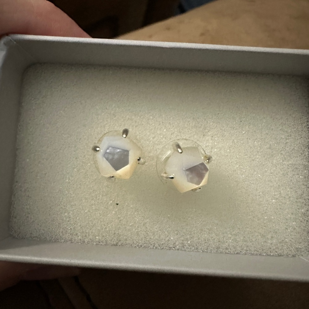 KENDRA SCOTT Ryan Bright Silver stud earrings, mother of pearl